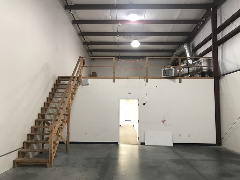 More Photos Of 1550-1582 Global Ct, Sarasota Light Manufacturing For Sale