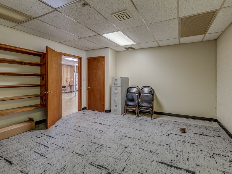 More Photos Of 111 N 4th St, Seminole Office For Sale