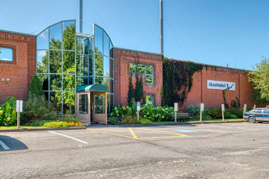 More Photos Of 274 Rue Saint-Louis, Warwick Manufacturing For Sale
