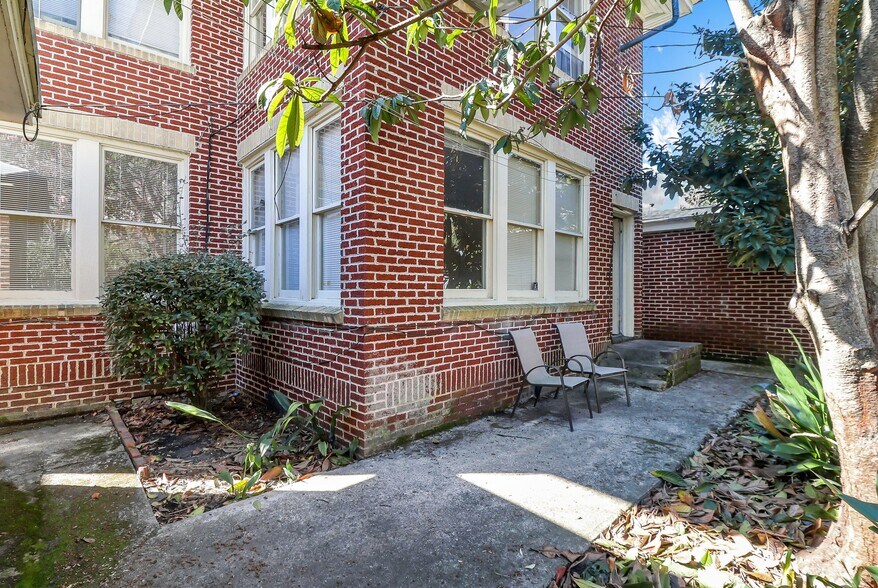 More Photos Of 210 E 48th St, Savannah Apartments For Sale