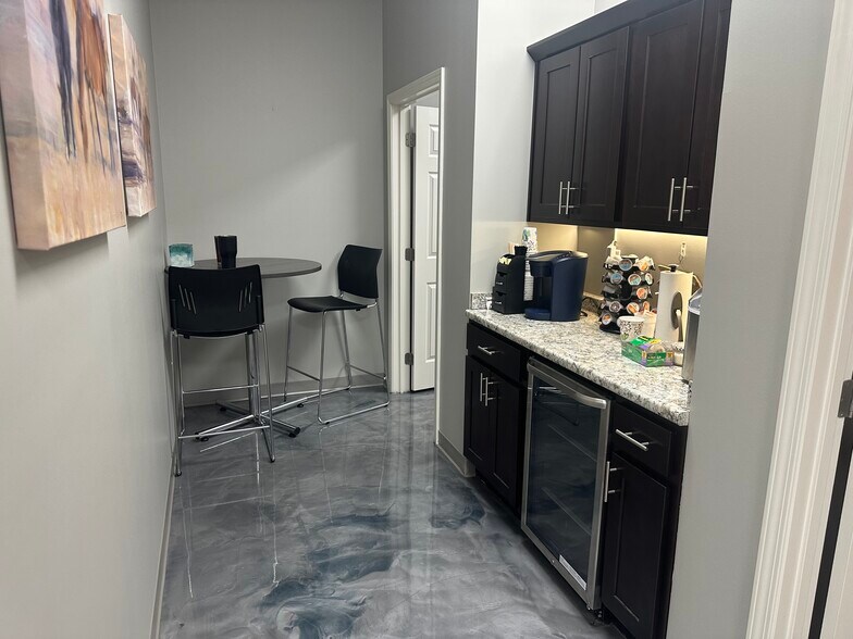 More Photos Of 651 US 31W Byp, Bowling Green General Retail For Lease