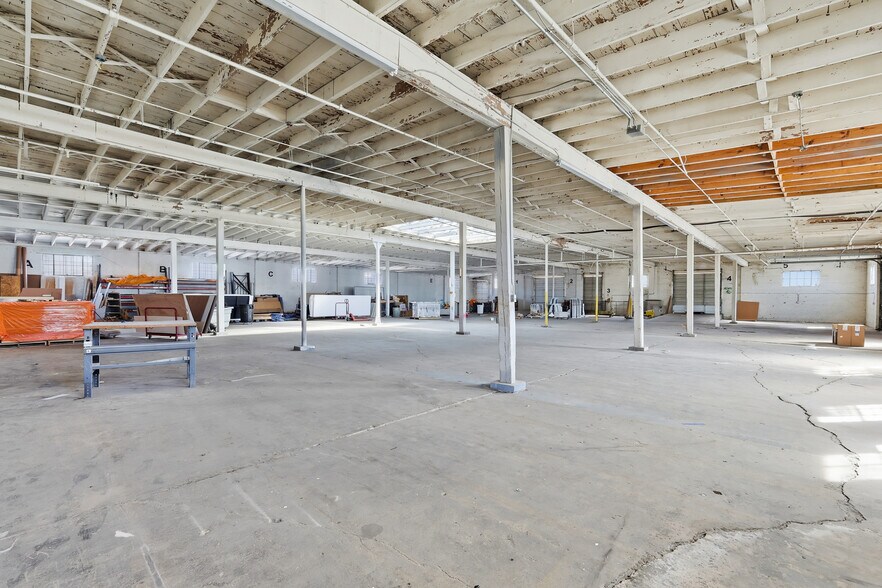 More Photos Of 2700 Atlanta St, Dallas Warehouse For Lease