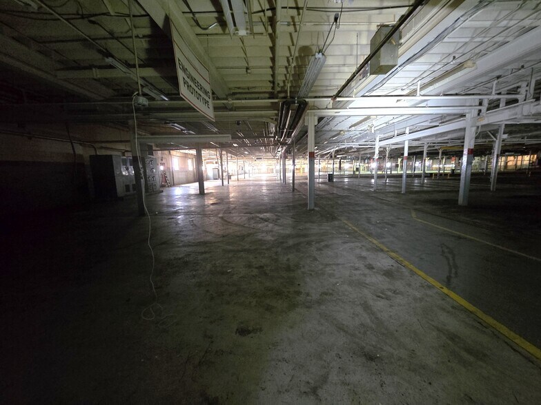 More Photos Of 401 E 5th St, Pinconning Distribution For Sale