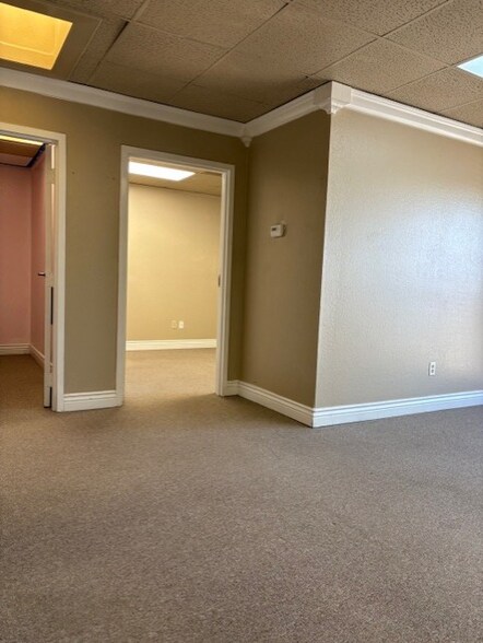 More Photos Of 800 W Rock Creek Rd, Norman Office For Lease