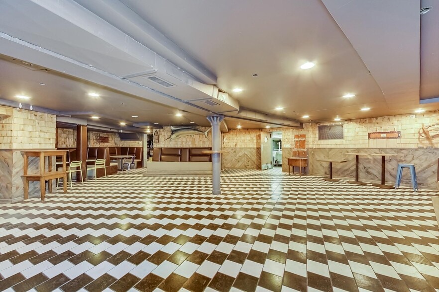 More Photos Of 1970 N Lincoln Ave, Chicago Storefront Retail Residential For Lease