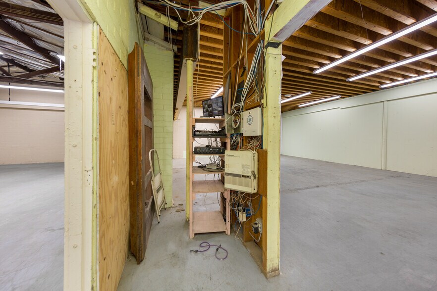 More Photos Of 11924 Vose St, North Hollywood Warehouse For Lease