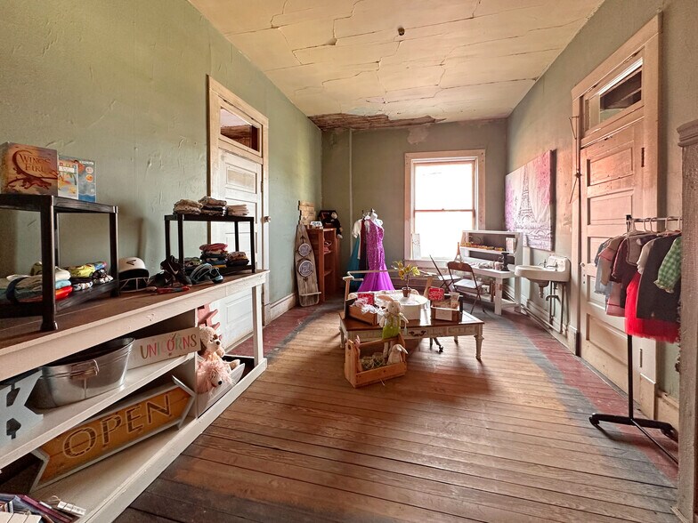More Photos Of 200 S 3rd St, Leesville Hospitality For Sale