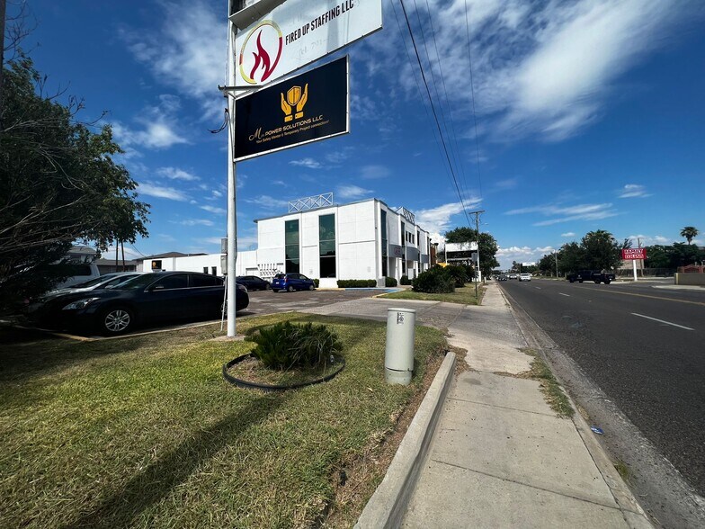 More Photos Of 102 E Calton Rd, Laredo Storefront Retail Office For Sale