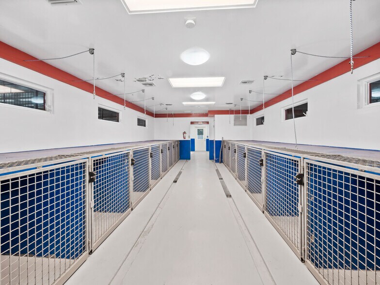 More Photos Of 3825 Sarasota Golf Club Blvd, Sarasota Veterinarian Kennel For Sale