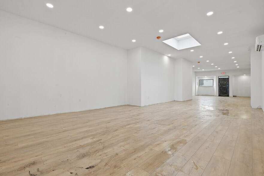 More Photos Of 1621-1623 Grand Ave, North Baldwin Storefront For Lease