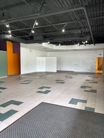 More Photos Of 3707 Darrow Rd, Stow Freestanding For Lease