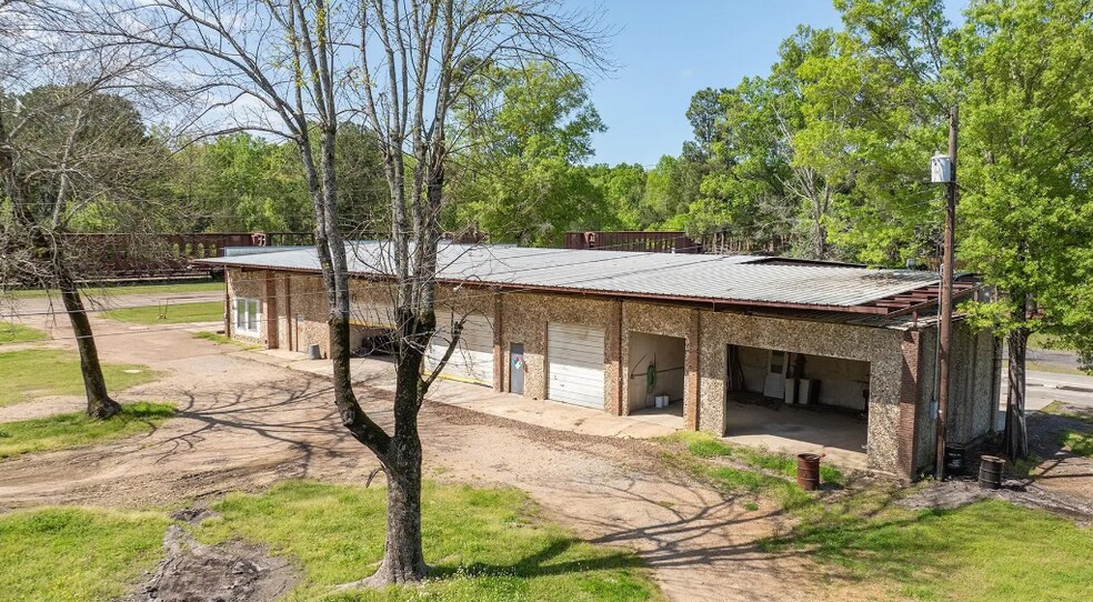 More Photos Of 1605 E Avenue A, Hooks Warehouse For Sale