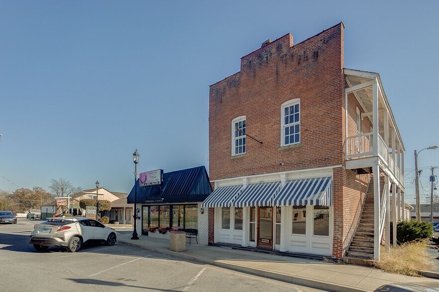 More Photos Of 14 1/2 Main St., Pinckneyville Storefront Retail Office For Sale