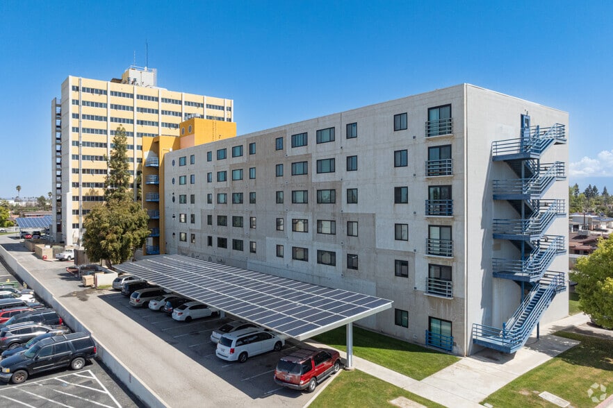 Primary Photo Of 3015 Wilson Rd, Bakersfield Apartments For Sale