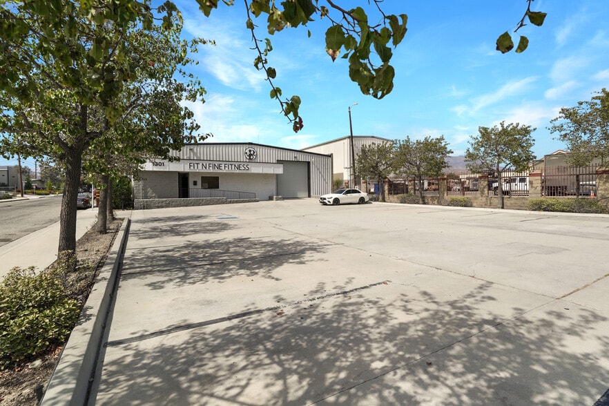 More Photos Of 1301 E Main St, Santa Paula Service For Sale