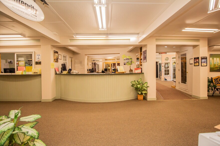 More Photos Of 1150 Main St, Leicester Showroom For Lease