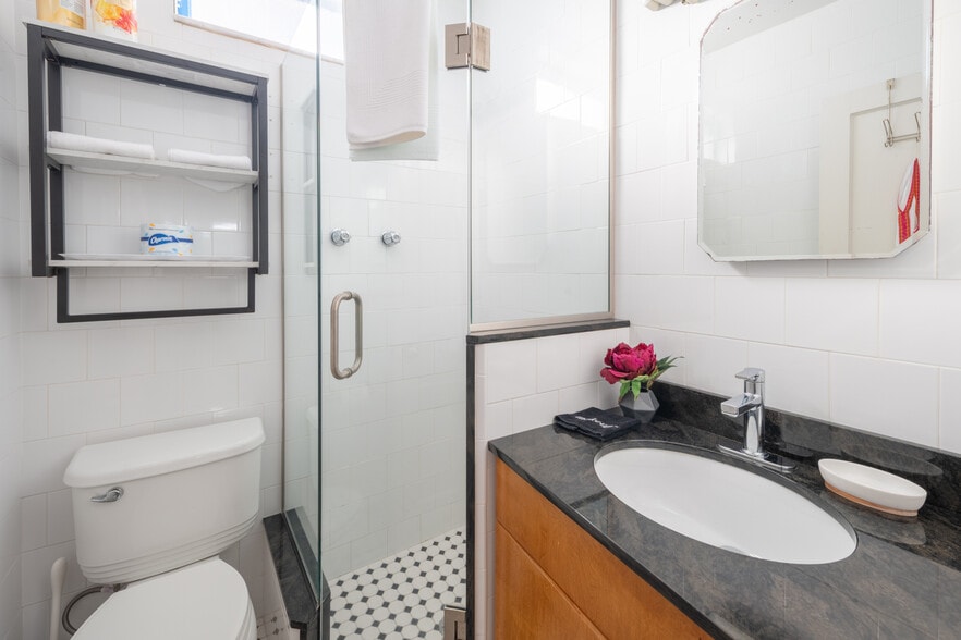 More Photos Of 530-536 S Pineapple Ave, Sarasota Storefront Retail Residential For Sale