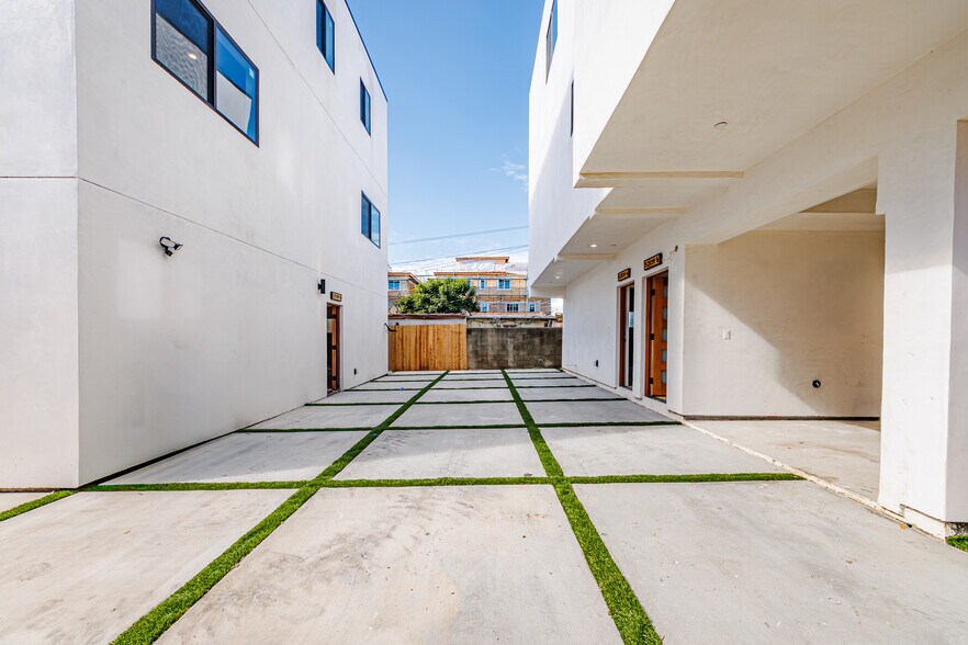 More Photos Of 5209 W 20th St, Los Angeles Multifamily For Sale