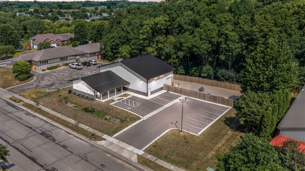 More Photos Of 390 Progress Dr, Cottage Grove Veterinarian Kennel For Sale