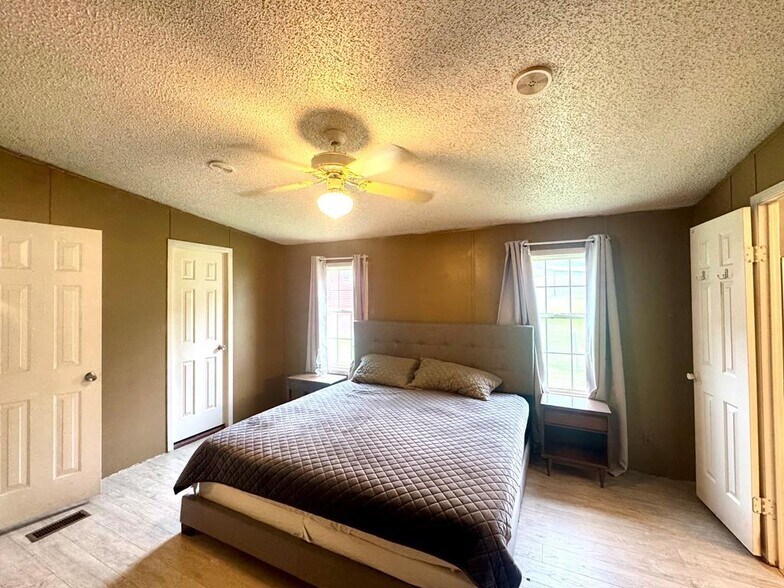 More Photos Of 158 Caloric Rd., Mullens Flex For Sale