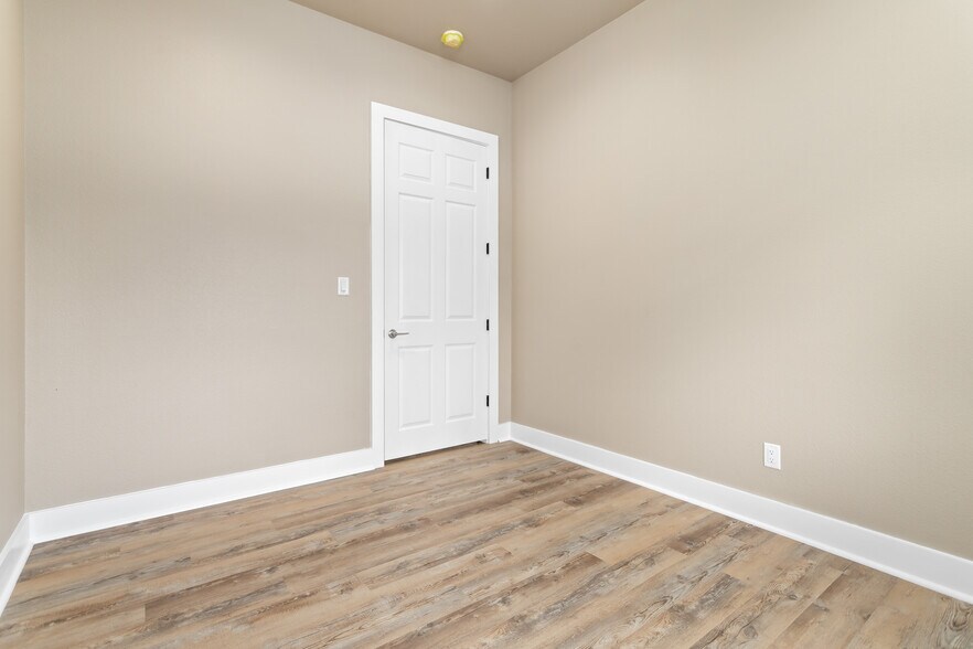 More Photos Of 1750 Cardinal dr, Beaumont Flex For Sale