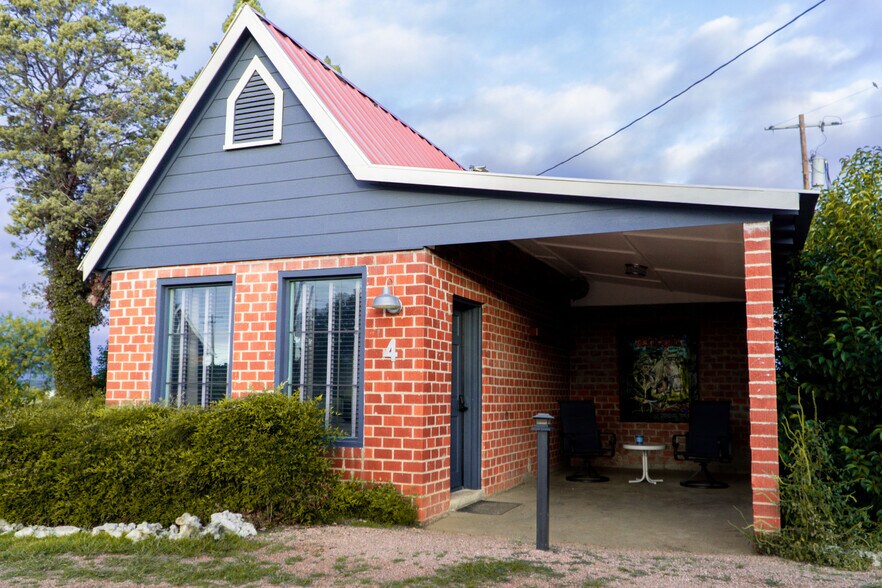 More Photos Of 2710 S Commercial Ave, Coleman Hotel For Sale