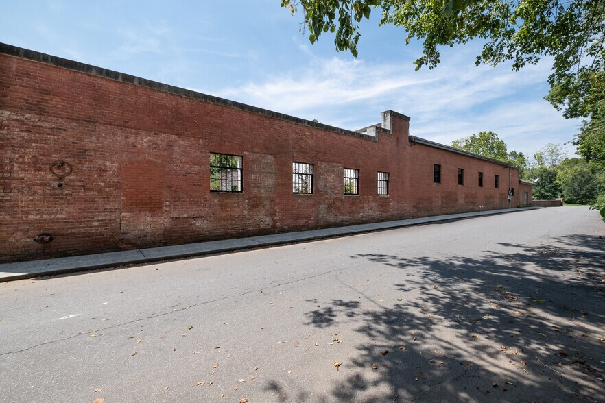 More Photos Of 11 Railroad St, Murphy Research And Development For Sale