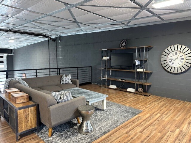 More Photos Of 529 SH 46 E, Boerne Showroom For Sale