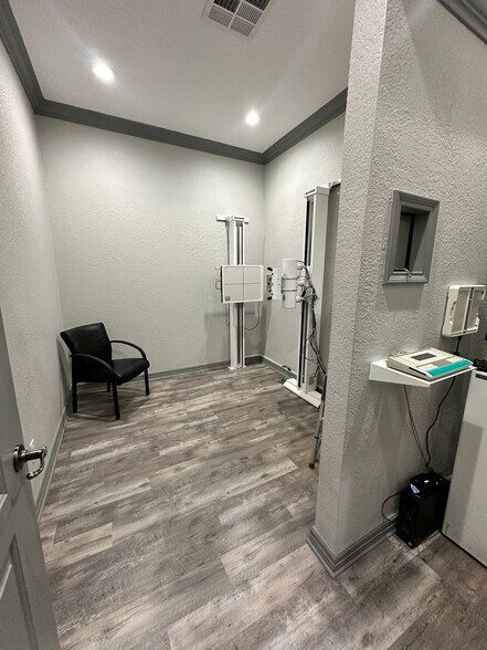 More Photos Of 2018 Broadway St, Pearland Office For Lease