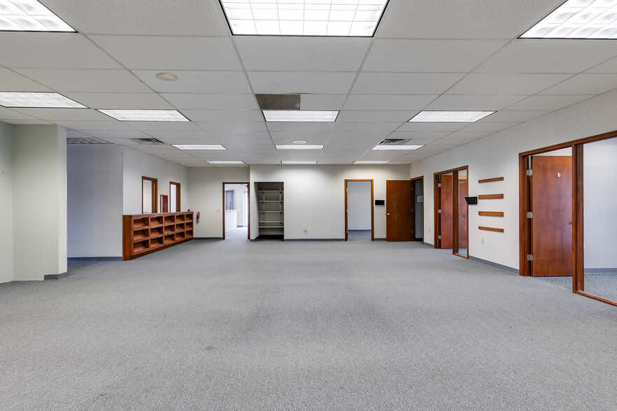 More Photos Of 300-499 Downtowner Plz, Coshocton General Retail For Sale