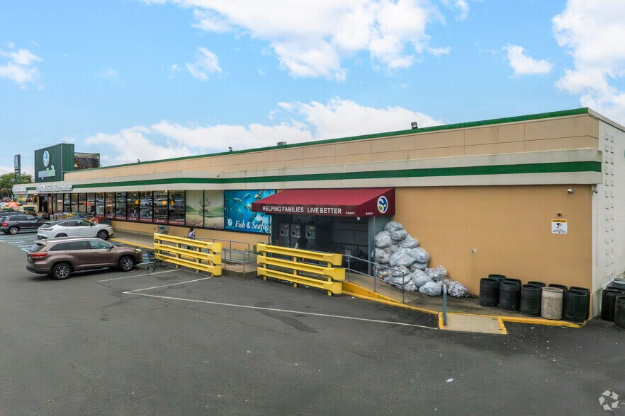 More Photos Of 1764 Grand Ave, North Baldwin Supermarket For Lease