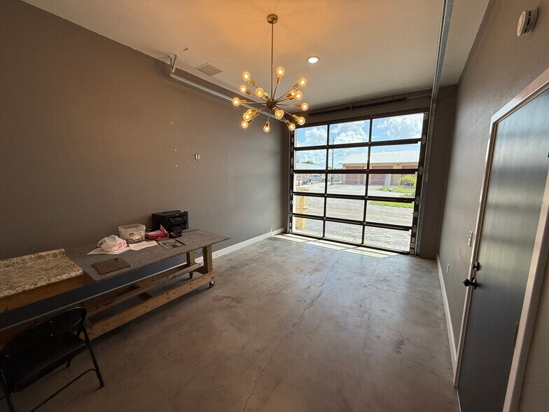 More Photos Of 2130 King St, Cocoa Showroom For Lease