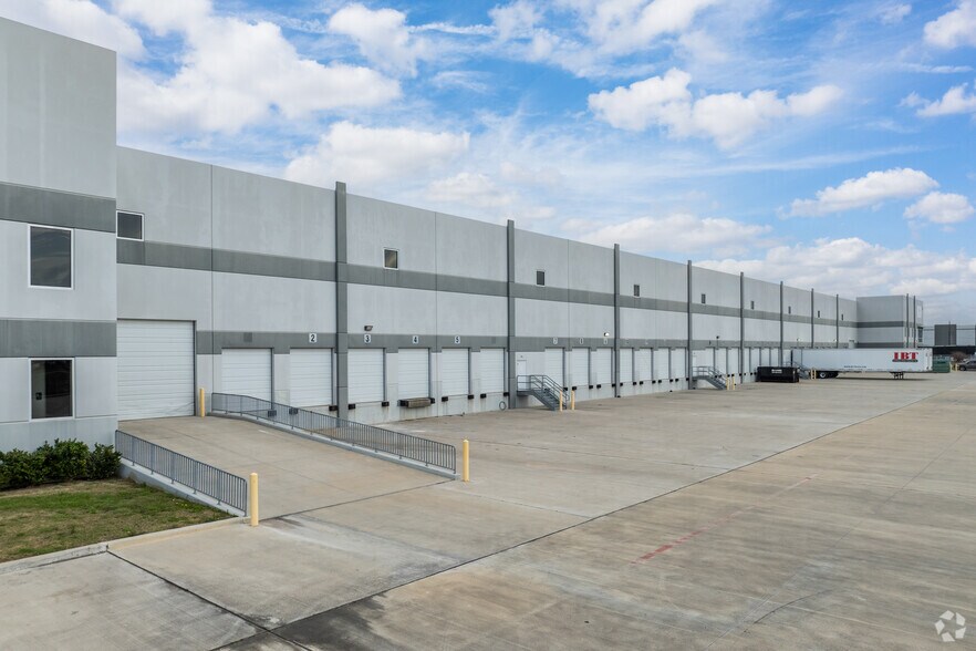 More Photos Of 1203 Thompson Park Dr, Baytown Distribution For Lease