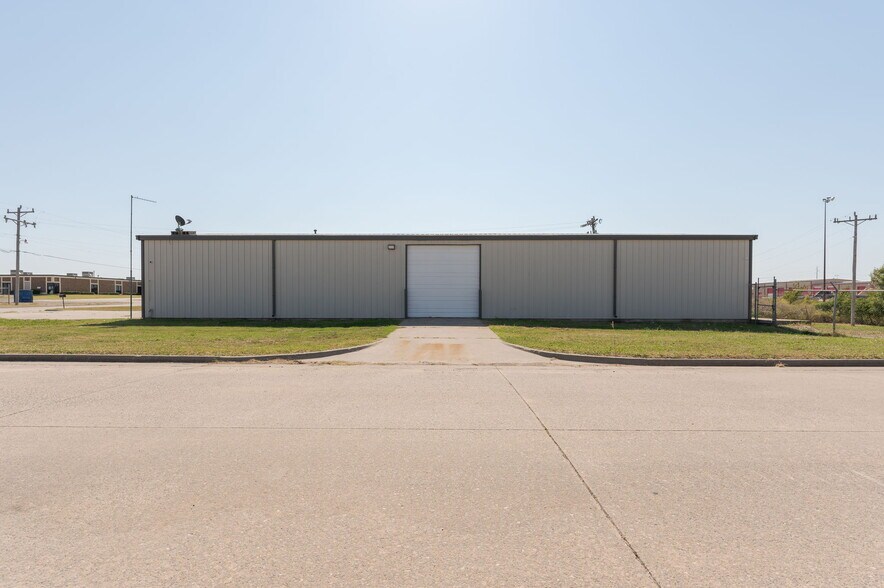 More Photos Of 3600 Valley Park Dr, El Reno Light Distribution For Lease