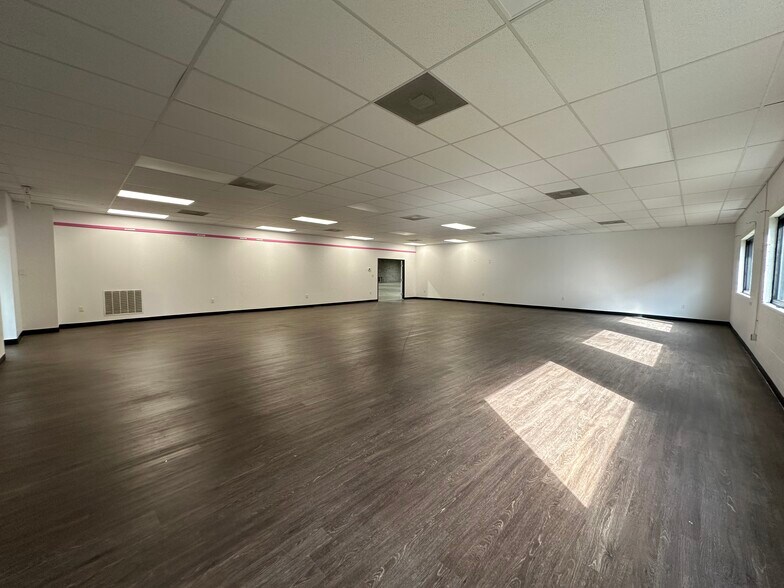 More Photos Of 845 Regal Row, Dallas Warehouse For Sale