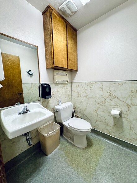 More Photos Of 2036 Railroad Ave, Redding Office For Sale