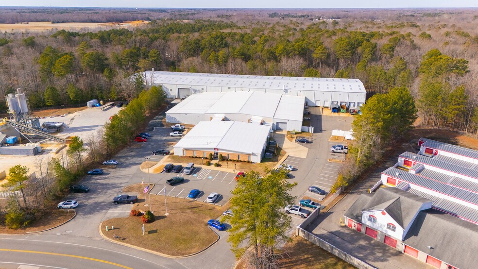 More Photos Of 43880 Commerce Ave, Hollywood Warehouse For Sale