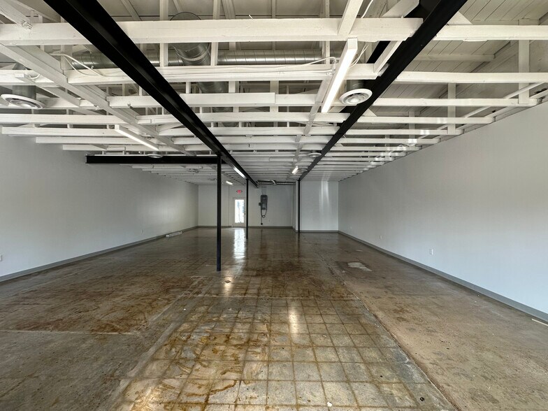 More Photos Of 1129-1131 E 11th St, Houston Storefront For Lease