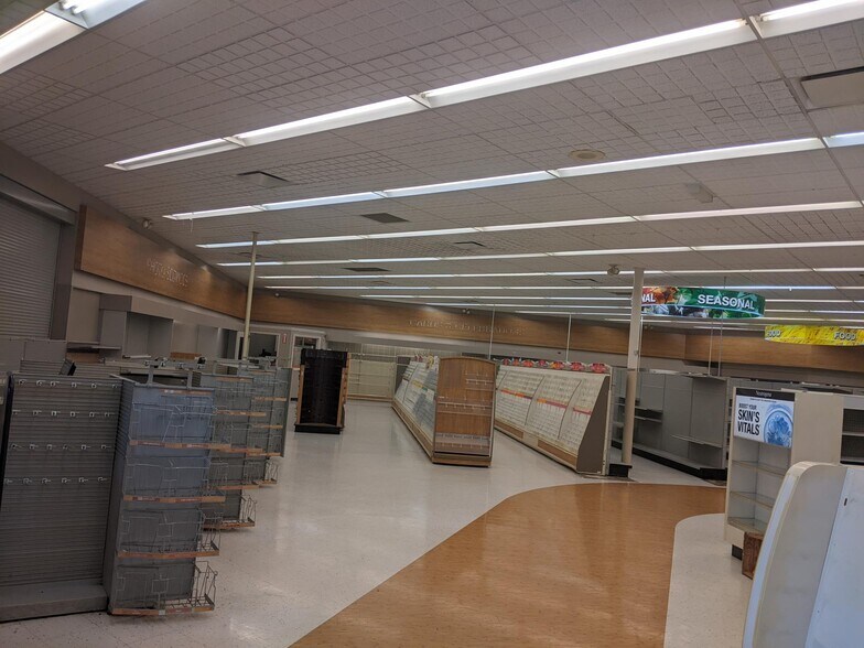 More Photos Of 10 W National Rd, Vandalia Drugstore For Lease