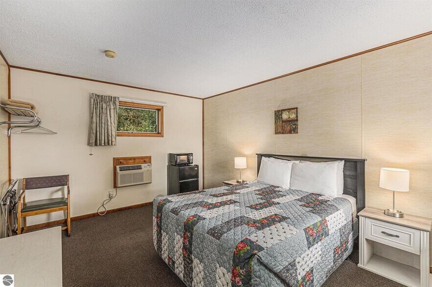 More Photos Of 519 Lake St, Frankfort Hotel For Sale