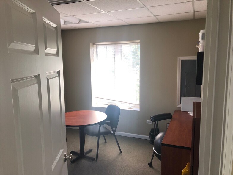 More Photos Of 3341 Hobson Rd, Woodridge Unknown For Lease