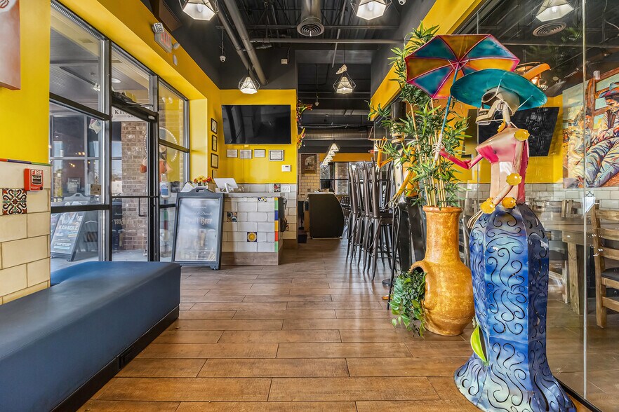 More Photos Of 1105 Main St, Forest Park Freestanding For Lease