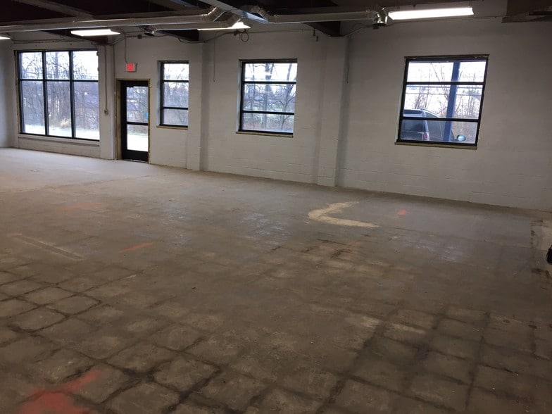More Photos Of 534-536 Valley Brook Rd, Venetia Storefront Retail Office For Lease