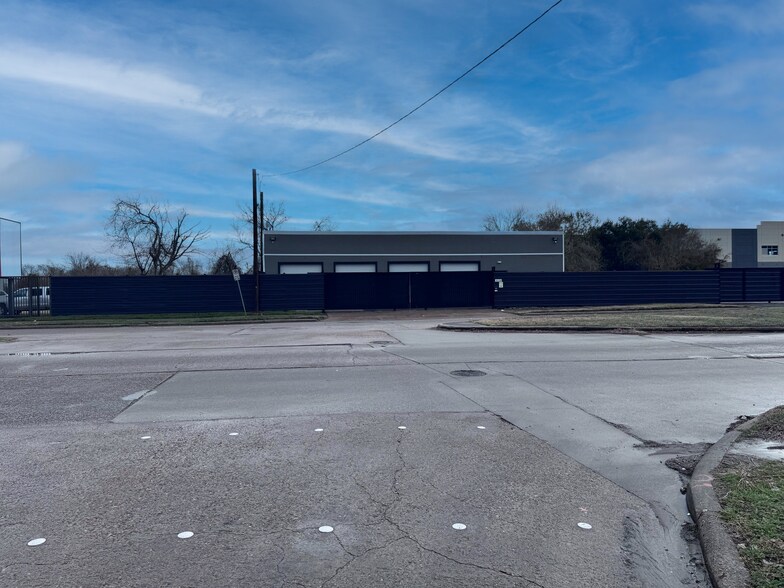 More Photos Of 3220 Bingle Rd, Houston Flex For Sale
