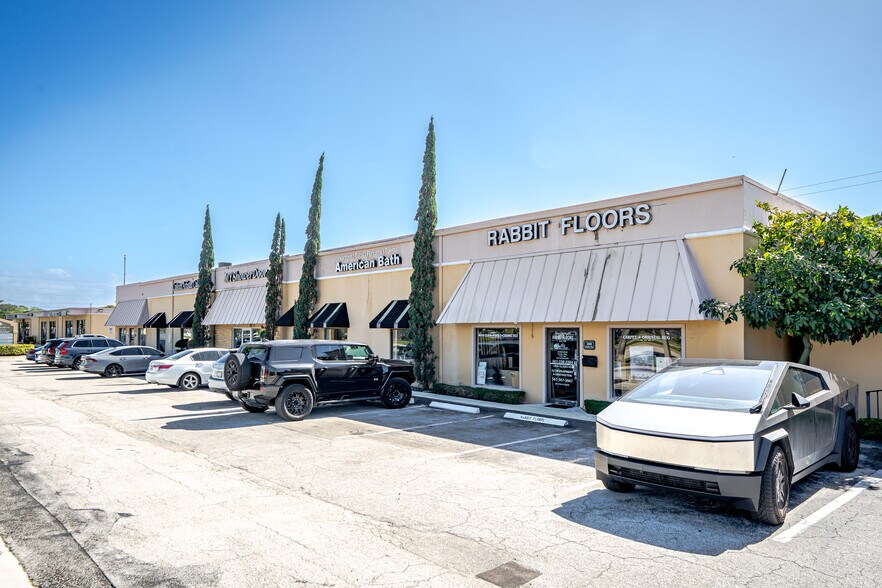 More Photos Of 174-180 Glades Rd, Boca Raton Light Distribution For Lease