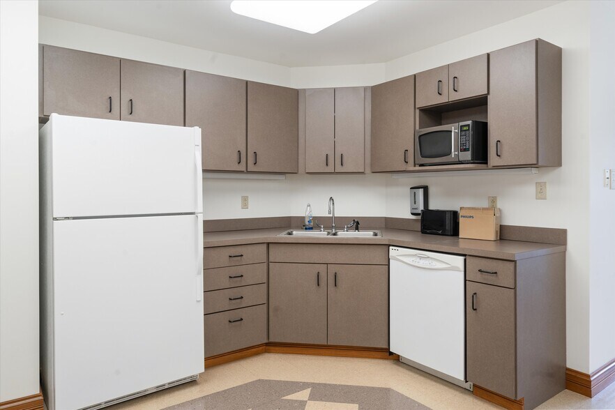 More Photos Of 114 Parliament Dr, Maryville Medical For Sale