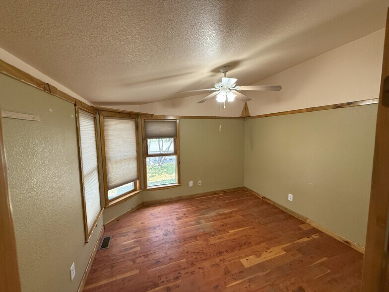 More Photos Of 1554 Amsterdam Rd, Belgrade Office For Lease