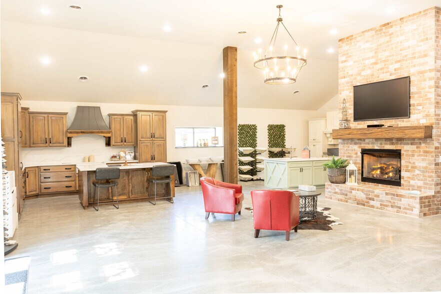 More Photos Of 5830 Highway 231 S, Castalian Springs Showroom For Sale