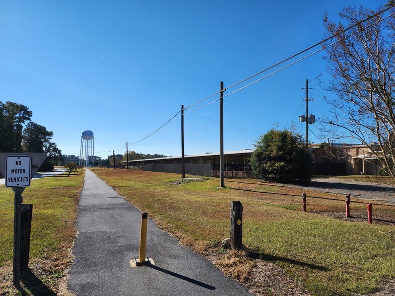 More Photos Of 401 Towel Ave, Valley Land For Sale