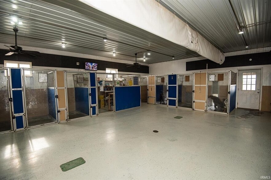 More Photos Of 433 S Hickory Corner Rd, Vincennes Veterinarian Kennel For Sale
